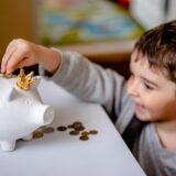 Як навчити дитину заощаджувати гроші: 3 хитрих етапи для дітей 5-12 років