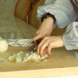 Не плачте над шашликом: скільки насправді тримати цибулю в морозилці