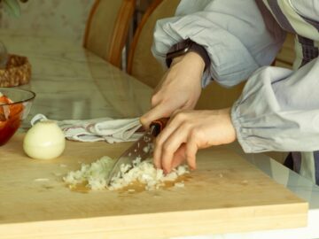Не плачте над шашликом: скільки насправді тримати цибулю в морозилці