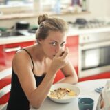 Інтуїтивне харчування: чому «їсти все» — це не про торти 24/7