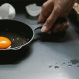 Ваша яєчня на вершковому маслі – це помилка. Ось як її готують шефи