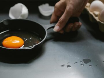 Ваша яєчня на вершковому маслі – це помилка. Ось як її готують шефи