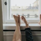 Чому влітку набрякають ноги? 5 несподіваних причин і що з цим робити