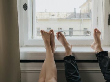 Чому влітку набрякають ноги? 5 несподіваних причин і що з цим робити