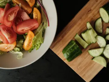 Чому сирі овочі на ніч можуть заважати схудненню? 3 неочевидні причини
