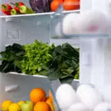 Рулон туалетного паперу в холодильнику: дивний трюк, що рятує продукти і нерви