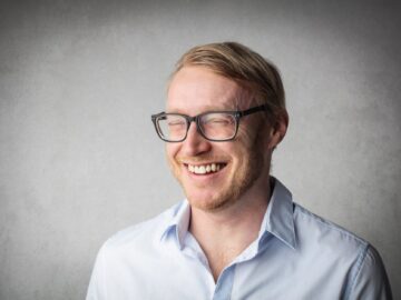 4 знаки зодіаку, чий сарказм – це вищий пілотаж інтелекту (і чому його варто цінувати)