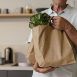 2 продукти, які крадуть ваше здоров’я після 60: лікарі б’ють на сполох