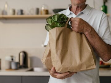 2 продукти, які крадуть ваше здоров’я після 60: лікарі б’ють на сполох