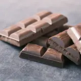 Не просто смачно: 20 грамів гіркого шоколаду щодня – як це змінить ваше тіло