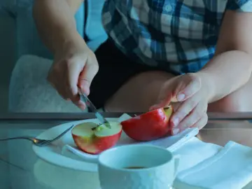 Що не так з вечірніми фруктами: 3 шокуючі факти про «корисний» перекус