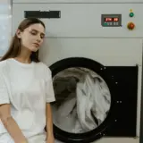 Як вивести жовті плями від поту під пахвами без сліду
