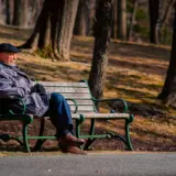 Чому виникає самотність у літньому віці: 9 тихих помилок молодості